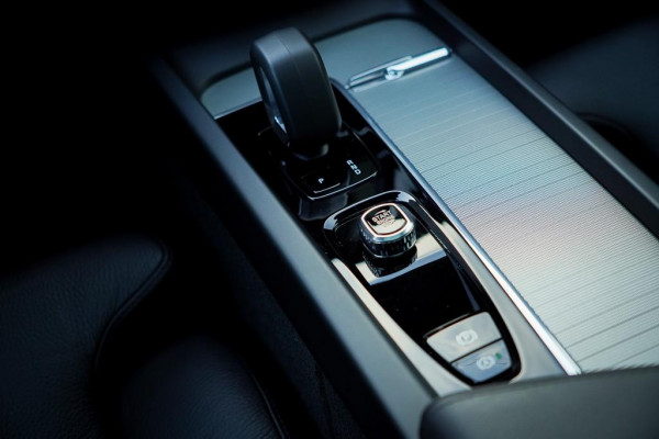 Volvo XC60 2.0 T6 Plug-in hybrid AWD Plus Dark / Pano / Trekhaak / Stoel&Stuurwielverwarming