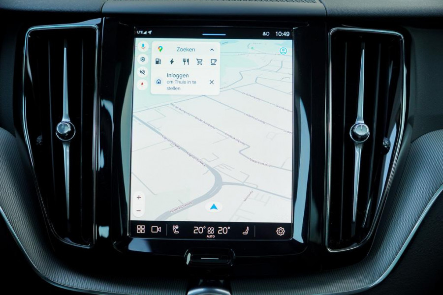 Volvo XC60 2.0 T6 Plug-in hybrid AWD Plus Dark / Pano / Trekhaak / Stoel&Stuurwielverwarming