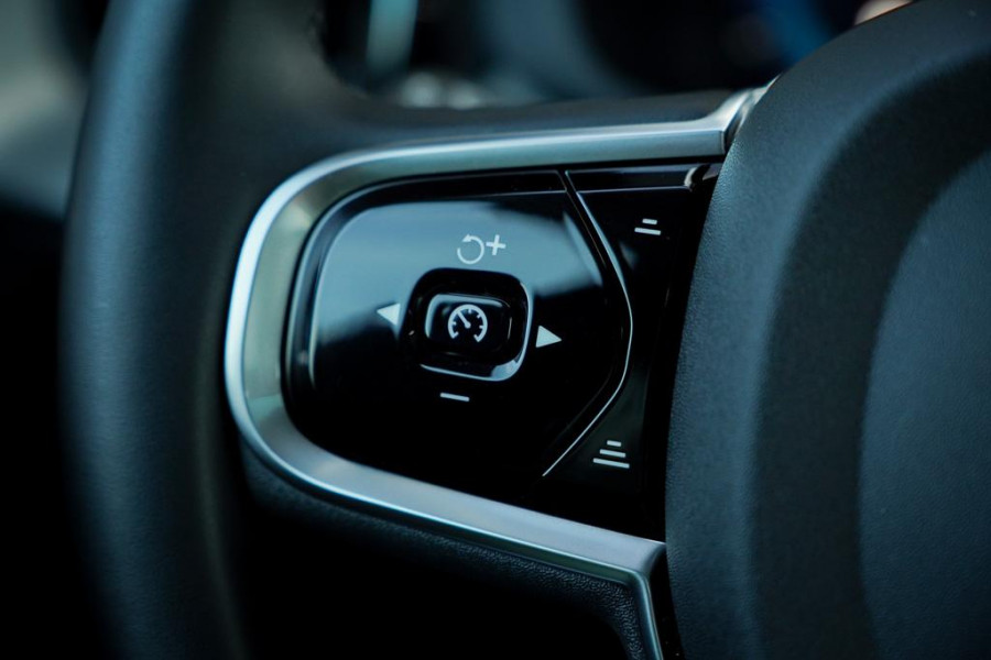 Volvo XC60 2.0 T6 Plug-in hybrid AWD Plus Dark / Pano / Trekhaak / Stoel&Stuurwielverwarming