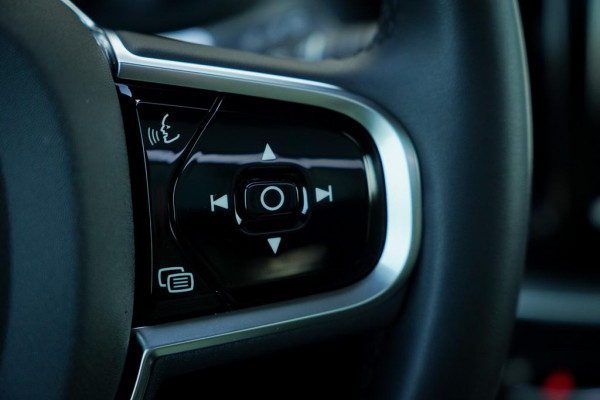 Volvo XC60 2.0 T6 Plug-in hybrid AWD Plus Dark / Pano / Trekhaak / Stoel&Stuurwielverwarming