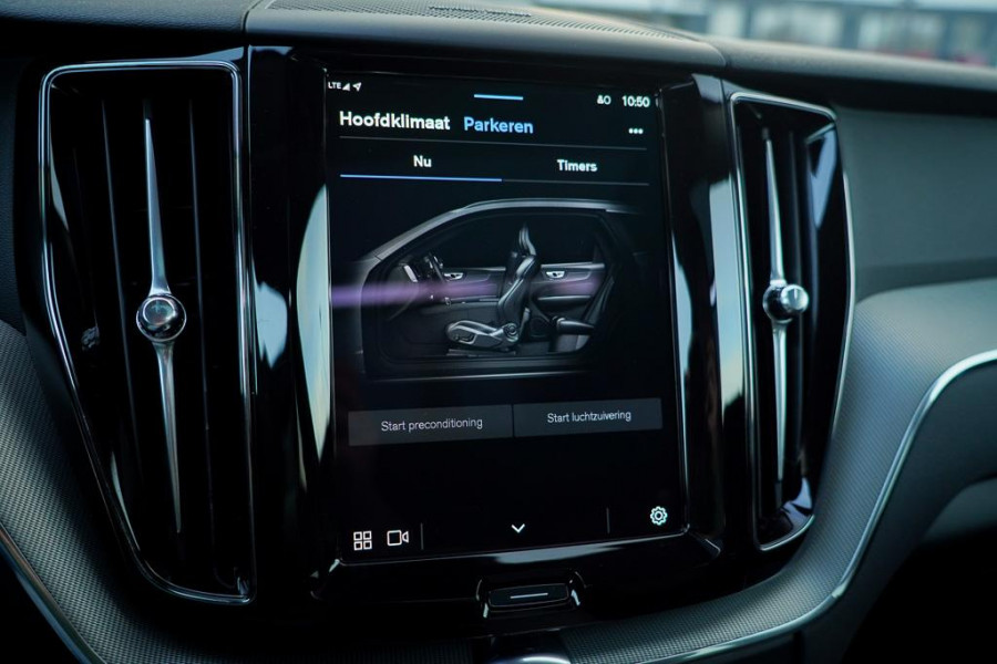 Volvo XC60 2.0 T6 Plug-in hybrid AWD Plus Dark / Pano / Trekhaak / Stoel&Stuurwielverwarming