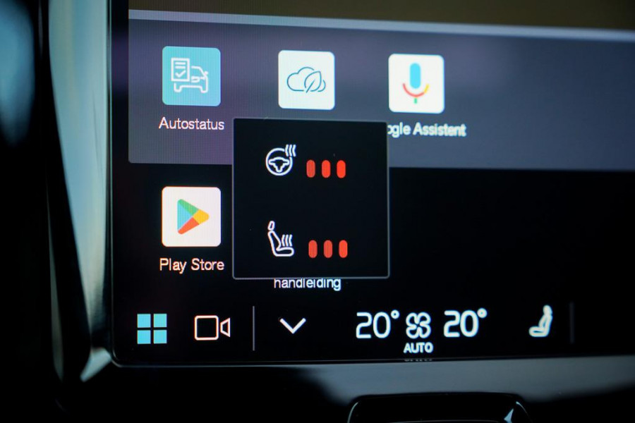 Volvo XC60 2.0 T6 Plug-in hybrid AWD Plus Dark / Pano / Trekhaak / Stoel&Stuurwielverwarming