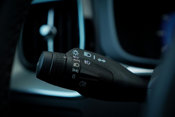 Volvo XC60 2.0 T6 Plug-in hybrid AWD Plus Dark / Pano / Trekhaak / Stoel&Stuurwielverwarming