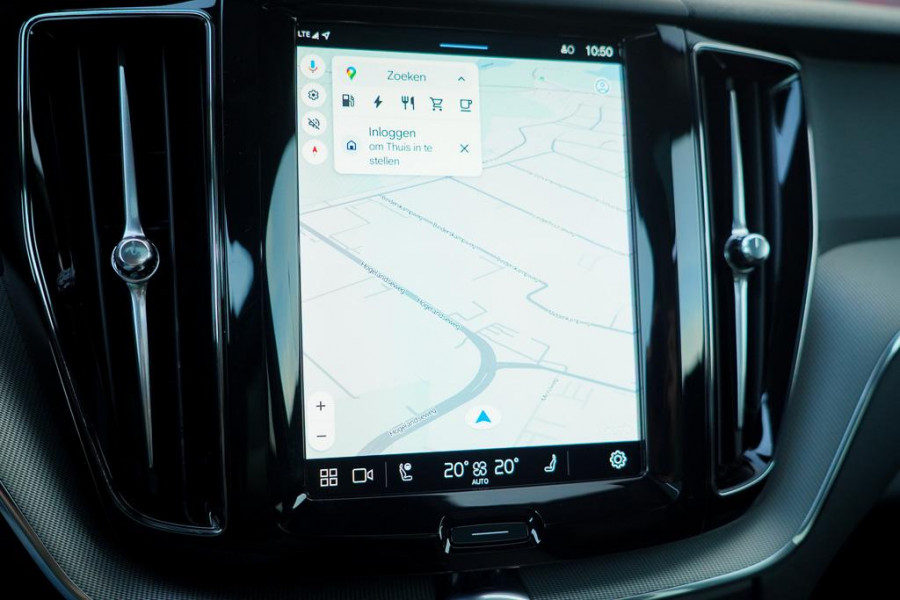 Volvo XC60 2.0 T6 Plug-in hybrid AWD Plus Dark / Pano / Trekhaak / Stoel&Stuurwielverwarming