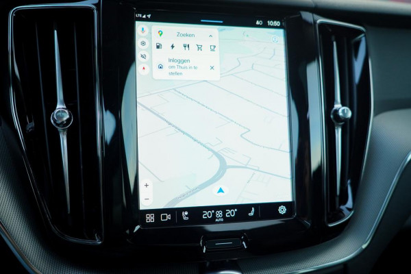 Volvo XC60 2.0 T6 Plug-in hybrid AWD Plus Dark / Pano / Trekhaak / Stoel&Stuurwielverwarming