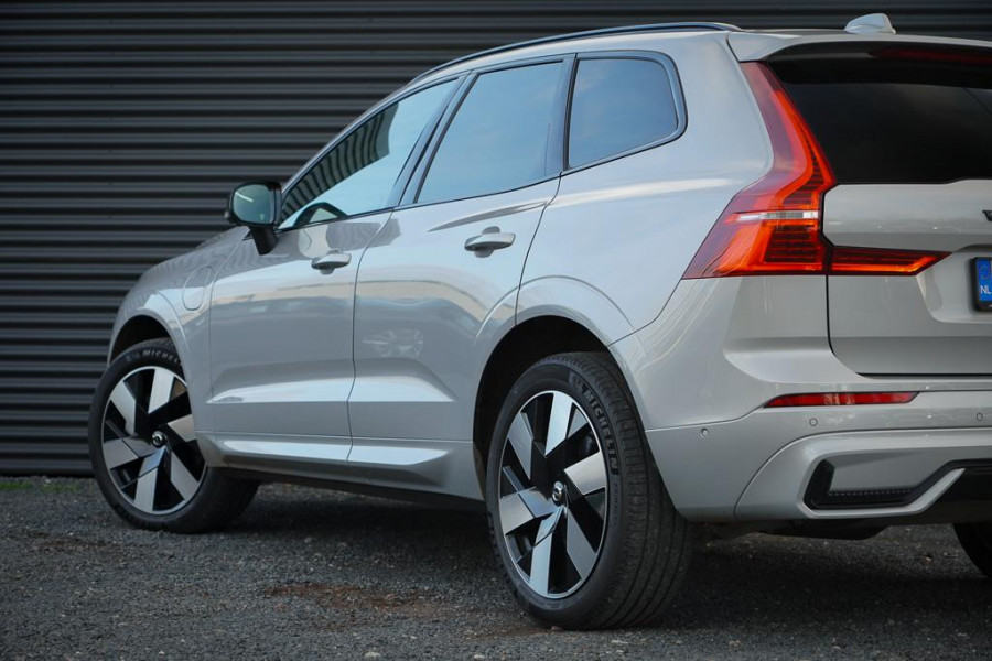 Volvo XC60 2.0 T6 Plug-in hybrid AWD Plus Dark / Pano / Trekhaak / Stoel&Stuurwielverwarming