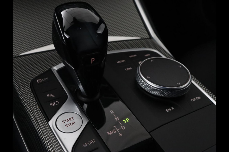 BMW 3-serie 330e M Sport | Leder | Stoelverwarming | Carplay | Sportstoelen | Laserlicht | Live Cockpit | Sfeerverlichting | Navigatie | Parkeerhulp | Climate control | Bluetooth | Cruise control