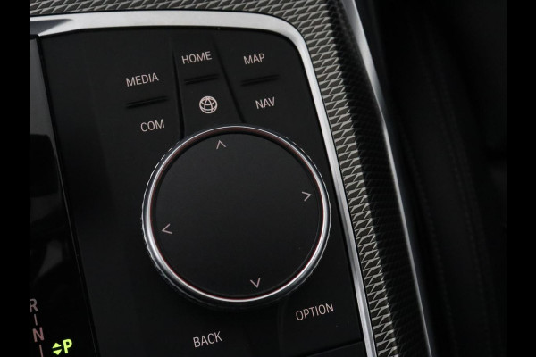 BMW 3-serie 330e M Sport | Leder | Stoelverwarming | Carplay | Sportstoelen | Laserlicht | Live Cockpit | Sfeerverlichting | Navigatie | Parkeerhulp | Climate control | Bluetooth | Cruise control
