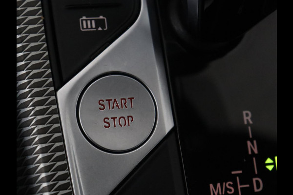 BMW 3-serie 330e M Sport | Leder | Stoelverwarming | Carplay | Sportstoelen | Laserlicht | Live Cockpit | Sfeerverlichting | Navigatie | Parkeerhulp | Climate control | Bluetooth | Cruise control