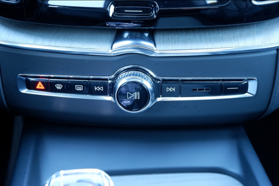 Volvo XC60 2.0 T6 Ultra Dark. AWD / PHEV Long range / Full Option / INCL. f