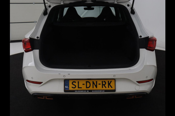 CUPRA Leon 1.4 eHybrid VZ | 245pk | Panoramadak | Stoelverwarming | Camera | Carplay | Adaptive cruise | Keyless | Navigatie | 19'' | Sportstoelen | Full LED | PHEV | Plug In
