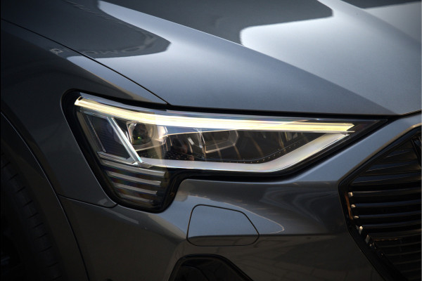 Audi e-tron 50 quattro S edition 71 kWh | S Line | Black Edition | Panoramadak | Memory Seats | Camera | Luchtvering | Adaptive Cruise Control | Trekhaak | Keyless | Matrix LED | Leder | Stoelverwarming | NAP | BTW