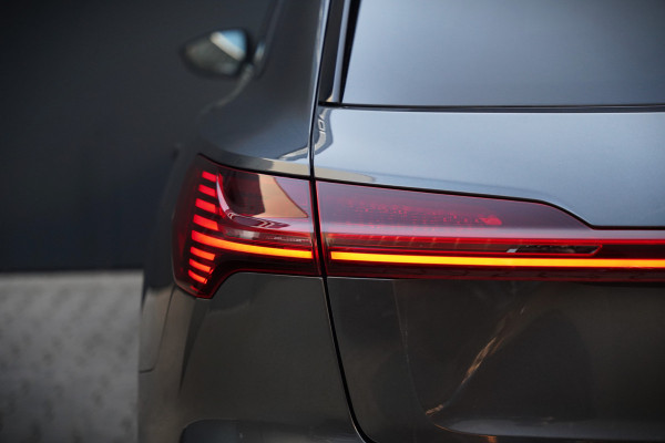 Audi e-tron 50 quattro S edition 71 kWh | S Line | Black Edition | Panoramadak | Memory Seats | Camera | Luchtvering | Adaptive Cruise Control | Trekhaak | Keyless | Matrix LED | Leder | Stoelverwarming | NAP | BTW