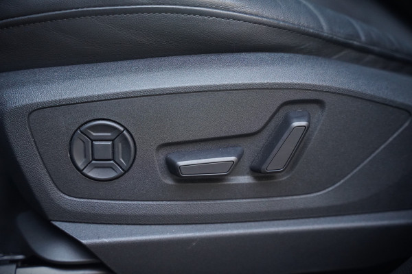 Audi e-tron 50 quattro S edition 71 kWh | S Line | Black Edition | Panoramadak | Memory Seats | Camera | Luchtvering | Adaptive Cruise Control | Trekhaak | Keyless | Matrix LED | Leder | Stoelverwarming | NAP | BTW