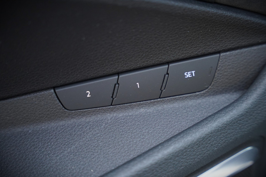 Audi e-tron 50 quattro S edition 71 kWh | S Line | Black Edition | Panoramadak | Memory Seats | Camera | Luchtvering | Adaptive Cruise Control | Trekhaak | Keyless | Matrix LED | Leder | Stoelverwarming | NAP | BTW