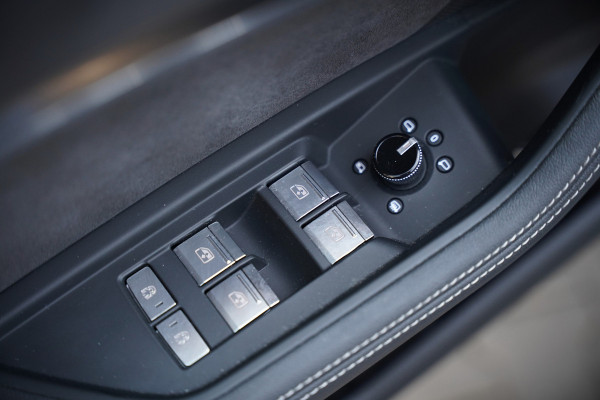 Audi e-tron 50 quattro S edition 71 kWh | S Line | Black Edition | Panoramadak | Memory Seats | Camera | Luchtvering | Adaptive Cruise Control | Trekhaak | Keyless | Matrix LED | Leder | Stoelverwarming | NAP | BTW