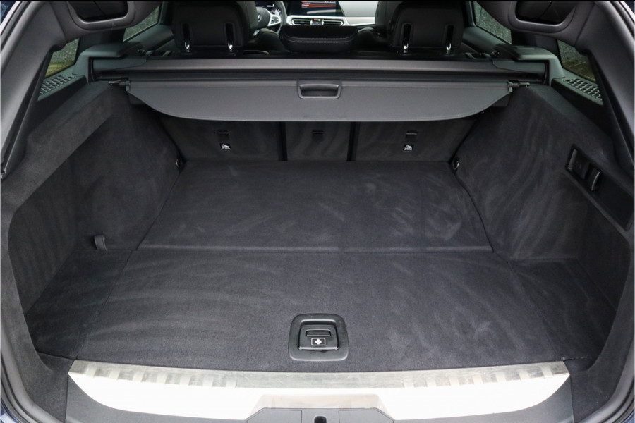 BMW 3 Serie Touring 330e xDrive M-Sport Panorama / 19inch / Harman Kardon /