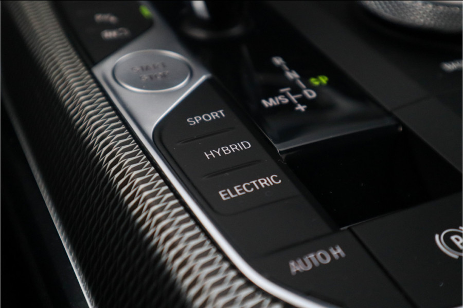 BMW 3 Serie Touring 330e xDrive M-Sport Panorama / 19inch / Harman Kardon /