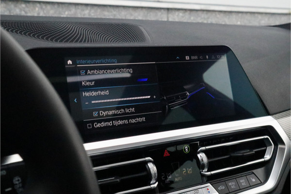 BMW 3 Serie Touring 330e xDrive M-Sport Panorama / 19inch / Harman Kardon /