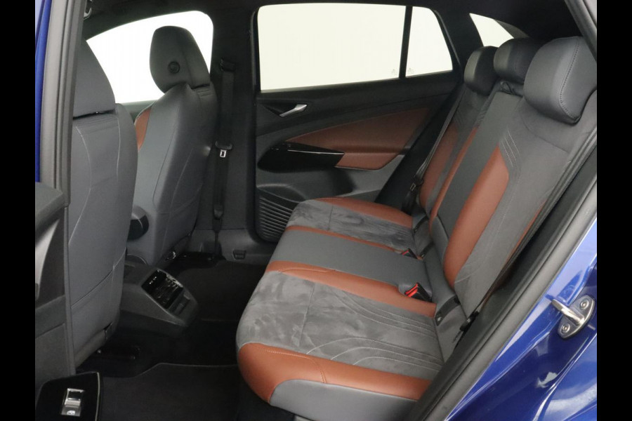 Volkswagen ID.4 First 77 kWh | Stoel & stuurverwarming | Camera | Carplay | Adaptive cruise | Half leder | 20'' | Navigatie | DAB | Sfeerverlichting