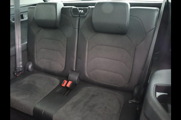 Škoda Kodiaq 1.5 TSI Limited Business Edition 7-persoons | Panoramadak | Adaptive cruise | Trekhaak | Stoelverwarming | Leder/Alcantara | Canton Sound | Keyless | Camera | Carplay | 19'' | Navigatie