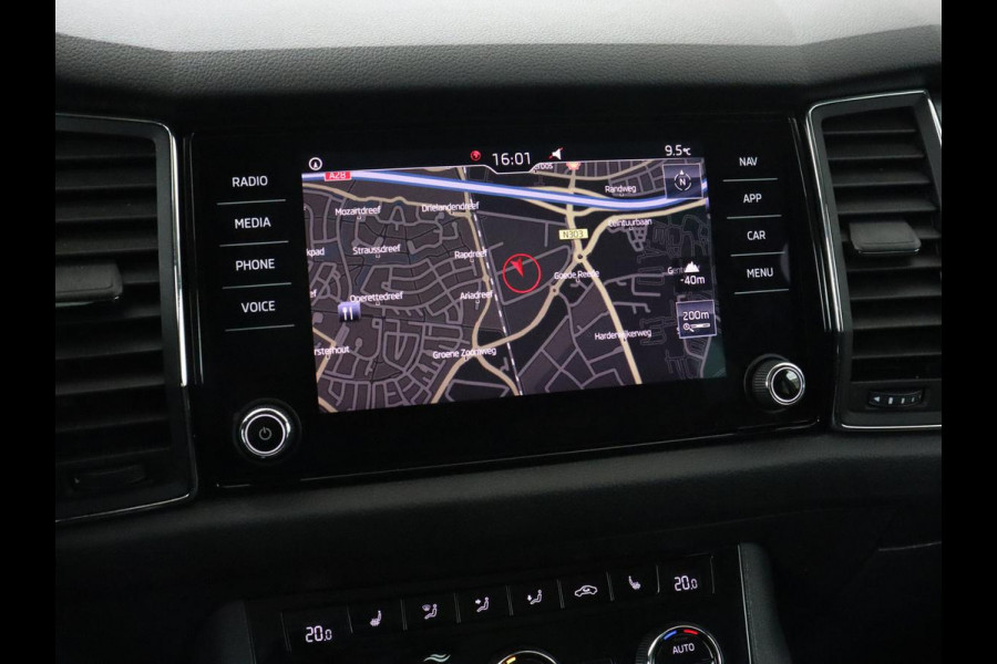 Škoda Kodiaq 1.5 TSI Limited Business Edition 7-persoons | Panoramadak | Adaptive cruise | Trekhaak | Stoelverwarming | Leder/Alcantara | Canton Sound | Keyless | Camera | Carplay | 19'' | Navigatie