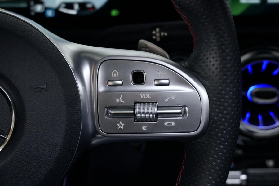 Mercedes-Benz A-Klasse 200 AMG Automaat 163 PK | Pano | Widescreen | CarPlay | Sterrenhemel | Sfeer | Stoelverwarming | Camera | Led |