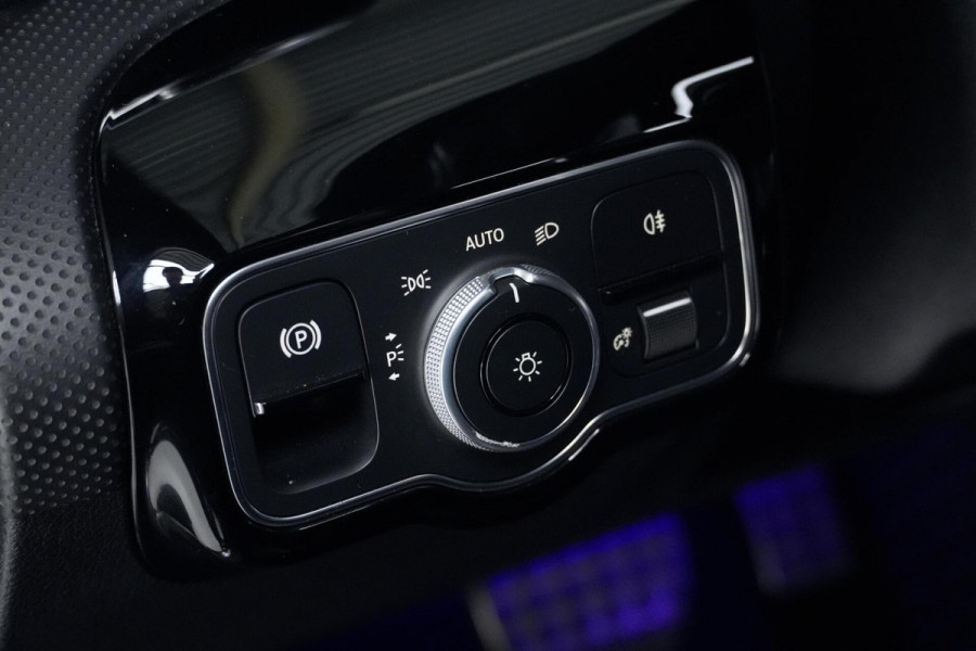 Mercedes-Benz A-Klasse 200 AMG Automaat 163 PK | Pano | Widescreen | CarPlay | Sterrenhemel | Sfeer | Stoelverwarming | Camera | Led |