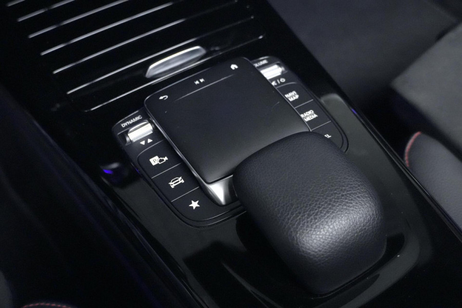 Mercedes-Benz A-Klasse 200 AMG Automaat 163 PK | Pano | Widescreen | CarPlay | Sterrenhemel | Sfeer | Stoelverwarming | Camera | Led |