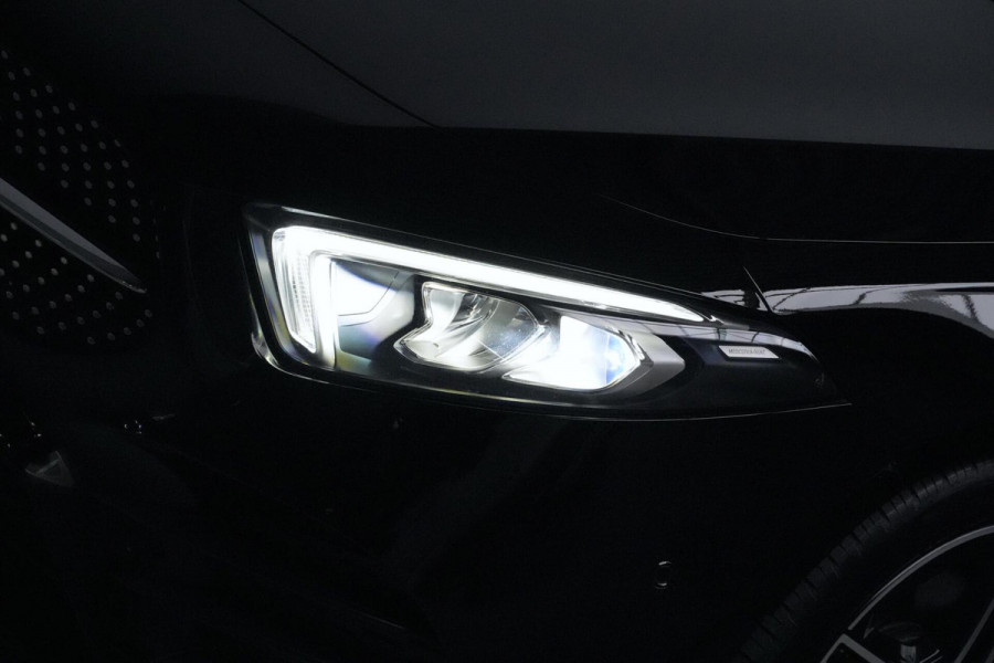 Mercedes-Benz A-Klasse 200 AMG Automaat 163 PK | Pano | Widescreen | CarPlay | Sterrenhemel | Sfeer | Stoelverwarming | Camera | Led |
