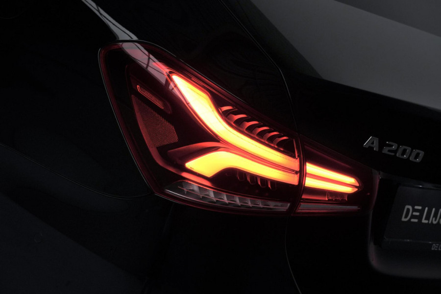Mercedes-Benz A-Klasse 200 AMG Automaat 163 PK | Pano | Widescreen | CarPlay | Sterrenhemel | Sfeer | Stoelverwarming | Camera | Led |