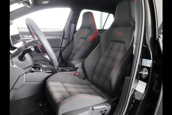 Volkswagen Golf 2.0 TSI GTI 265PK DSG | Verlengde garantie | Panorama dak | Head up Display | Blackstyle | 19"LM velgen |