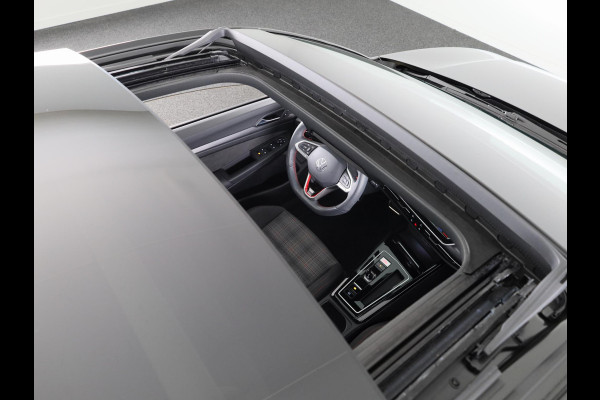 Volkswagen Golf 2.0 TSI GTI 265PK DSG | Verlengde garantie | Panorama dak | Head up Display | Blackstyle | 19"LM velgen |