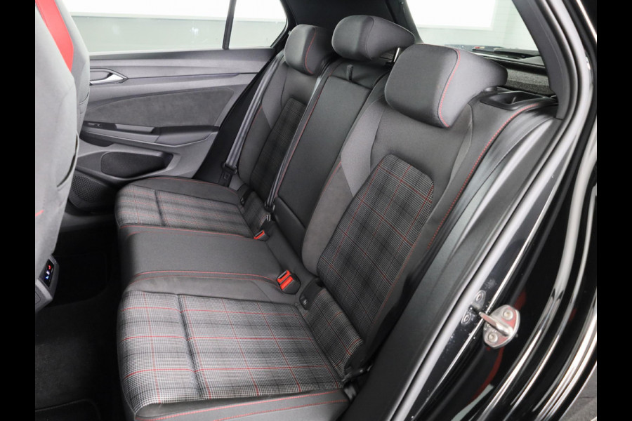 Volkswagen Golf 2.0 TSI GTI 265PK DSG | Verlengde garantie | Panorama dak | Head up Display | Blackstyle | 19"LM velgen |