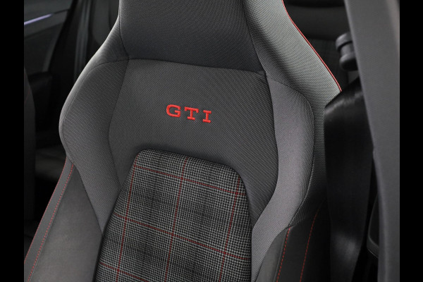 Volkswagen Golf 2.0 TSI GTI 265PK DSG | Verlengde garantie | Panorama dak | Head up Display | Blackstyle | 19"LM velgen |