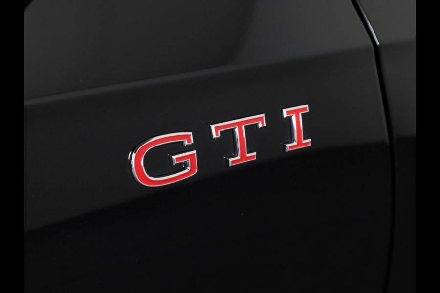 Volkswagen Golf 2.0 TSI GTI 265PK DSG | Verlengde garantie | Panorama dak | Head up Display | Blackstyle | 19"LM velgen |
