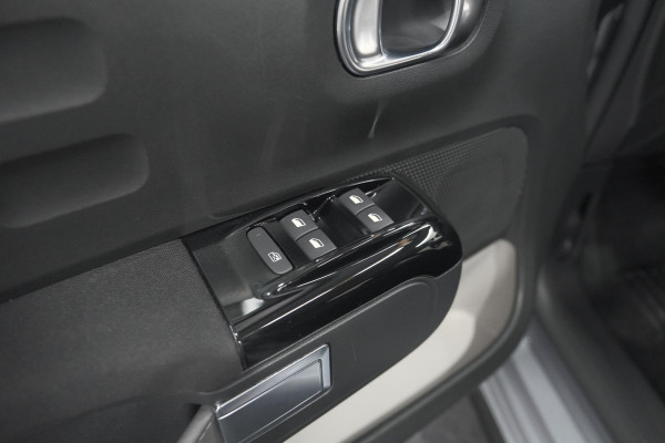Citroën C3 PureTech 110 EAT6 Shine | Camera | Navigatie | Parkeersensoren | Apple Carplay | 17 Inch Lichtmetalen Velgen