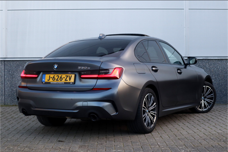 BMW 3-serie 330e High Ex M-Sport Frozen / Glazen dak / Adaptief onderstel / Electrische stoelen /