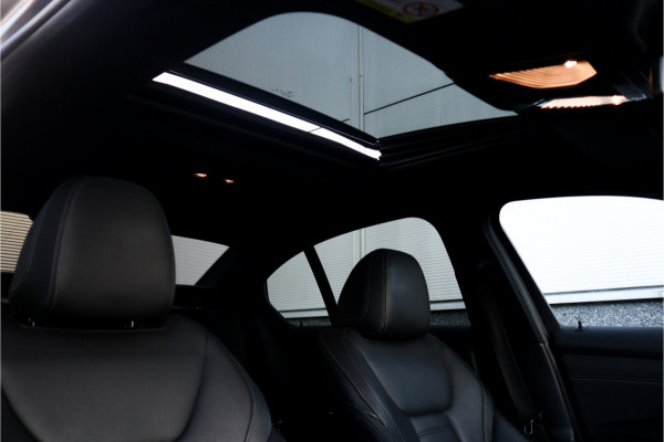BMW 3-serie 330e High Ex M-Sport Frozen / Glazen dak / Adaptief onderstel / Electrische stoelen /