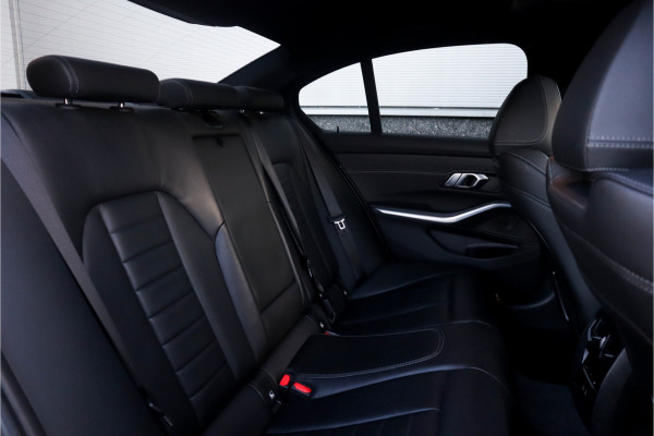 BMW 3-serie 330e High Ex M-Sport Frozen / Glazen dak / Adaptief onderstel / Electrische stoelen /