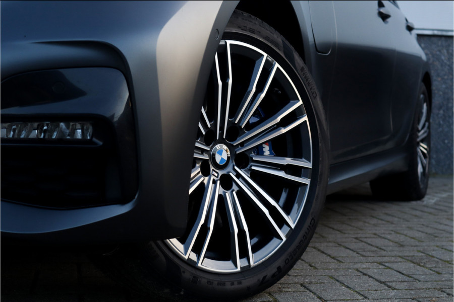 BMW 3-serie 330e High Ex M-Sport Frozen / Glazen dak / Adaptief onderstel / Electrische stoelen /