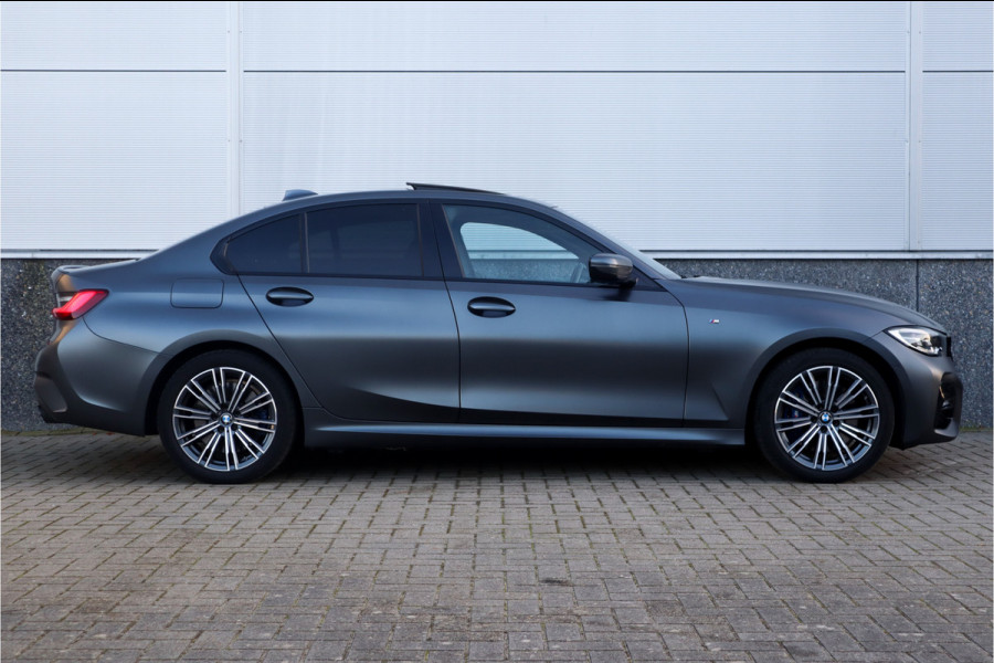 BMW 3-serie 330e High Ex M-Sport Frozen / Glazen dak / Adaptief onderstel / Electrische stoelen /