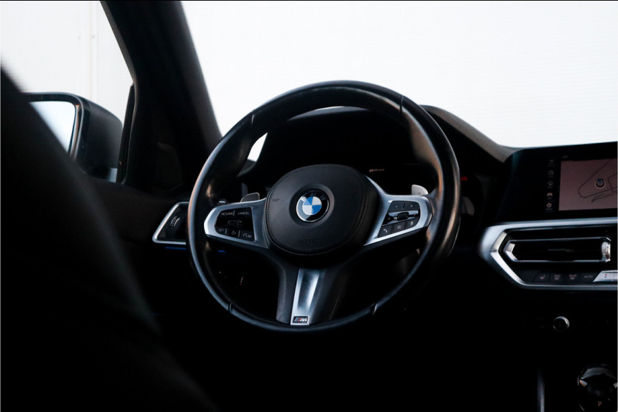 BMW 3-serie 330e High Ex M-Sport Frozen / Glazen dak / Adaptief onderstel / Electrische stoelen /