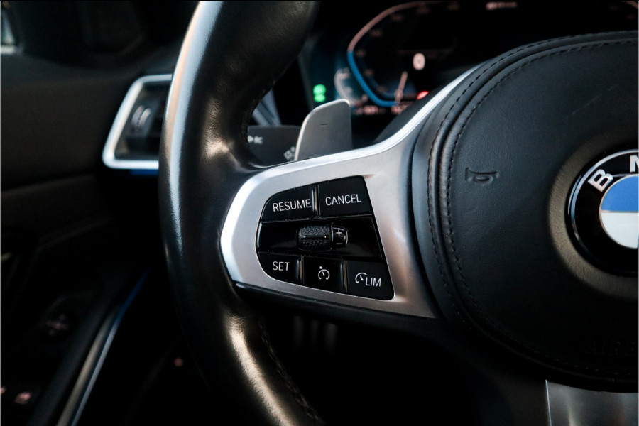 BMW 3-serie 330e High Ex M-Sport Frozen / Glazen dak / Adaptief onderstel / Electrische stoelen /