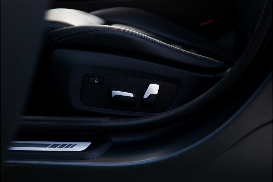 BMW 3-serie 330e High Ex M-Sport Frozen / Glazen dak / Adaptief onderstel / Electrische stoelen /