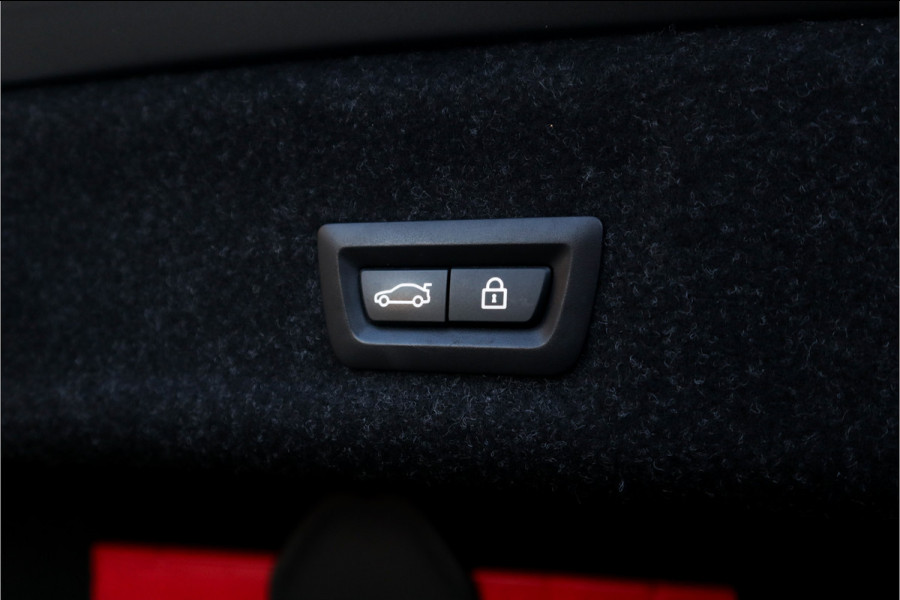 BMW 3-serie 330e High Ex M-Sport Frozen / Glazen dak / Adaptief onderstel / Electrische stoelen /