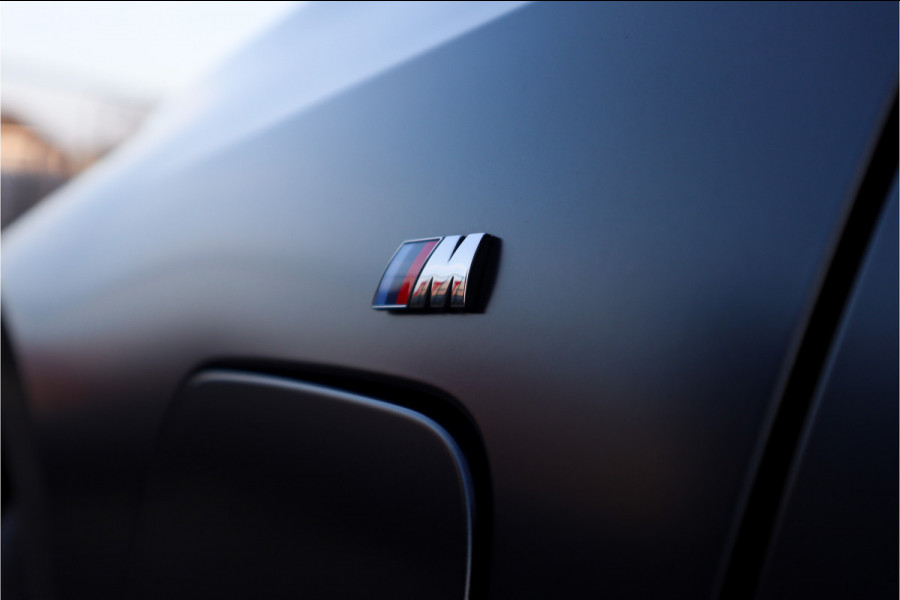 BMW 3-serie 330e High Ex M-Sport Frozen / Glazen dak / Adaptief onderstel / Electrische stoelen /