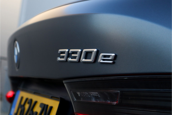 BMW 3-serie 330e High Ex M-Sport Frozen / Glazen dak / Adaptief onderstel / Electrische stoelen /
