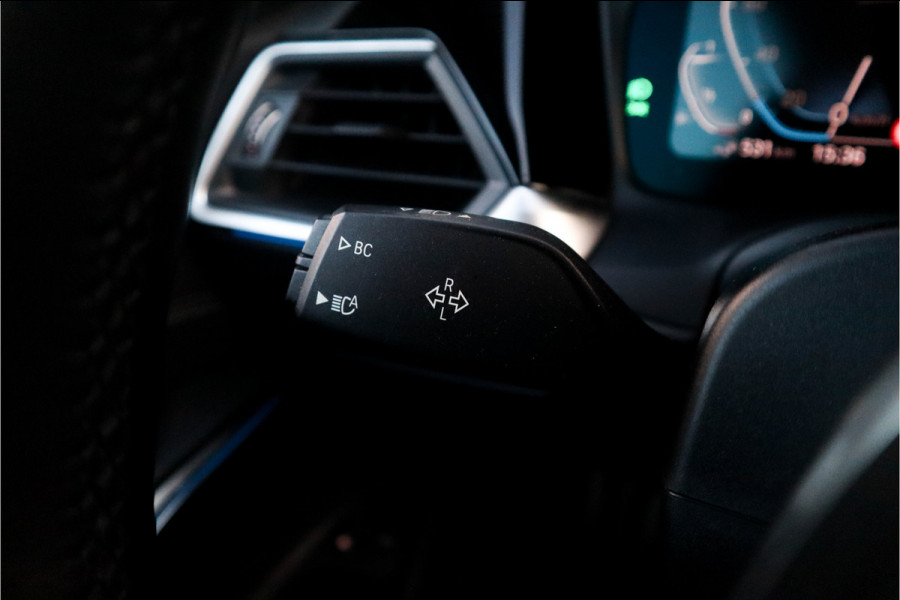 BMW 3-serie 330e High Ex M-Sport Frozen / Glazen dak / Adaptief onderstel / Electrische stoelen /