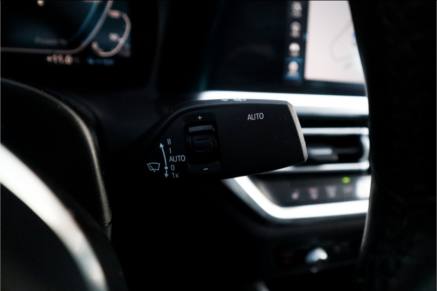 BMW 3-serie 330e High Ex M-Sport Frozen / Glazen dak / Adaptief onderstel / Electrische stoelen /